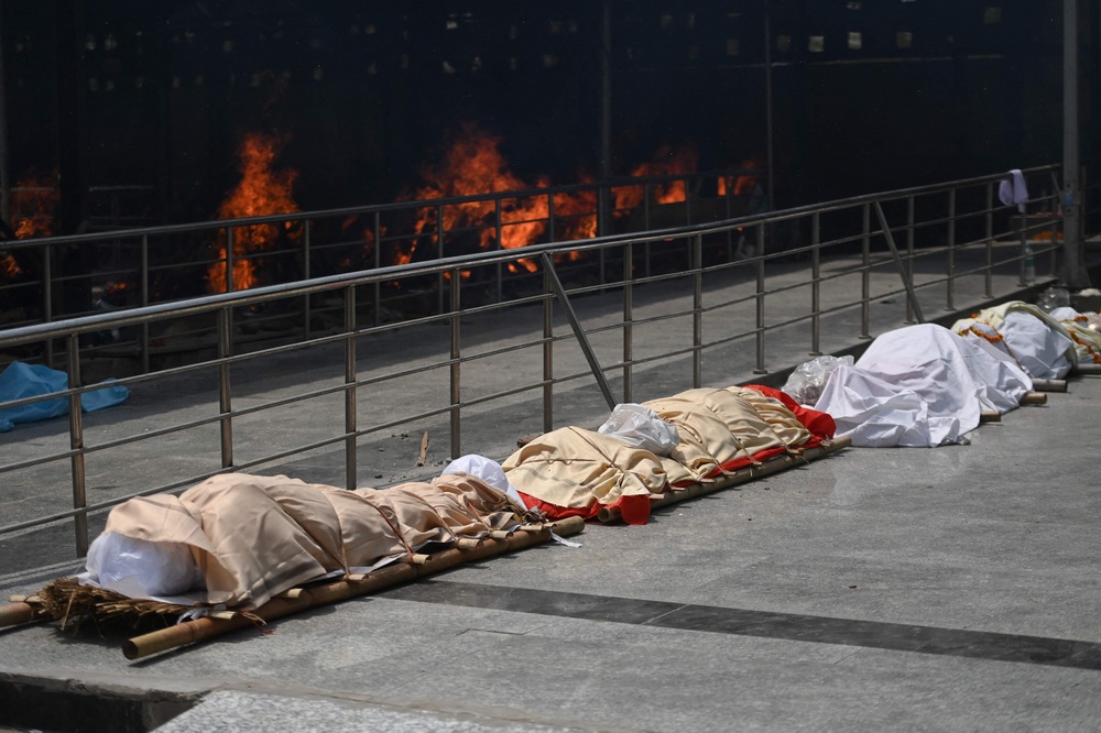 当地时间2021年4月28日,印度新德里,新冠死者尸体被堆在街边等待火化.