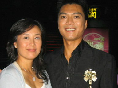 吴玉芳与江嘉良1997年,在丈夫的鼓励下,吴玉芳做回了演员,随后带来了