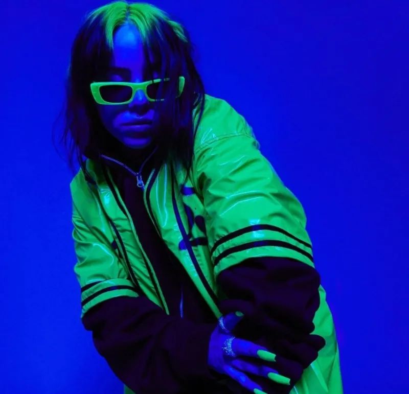 碧梨发新专辑封面妩媚金发亮相露肩展现性感一面