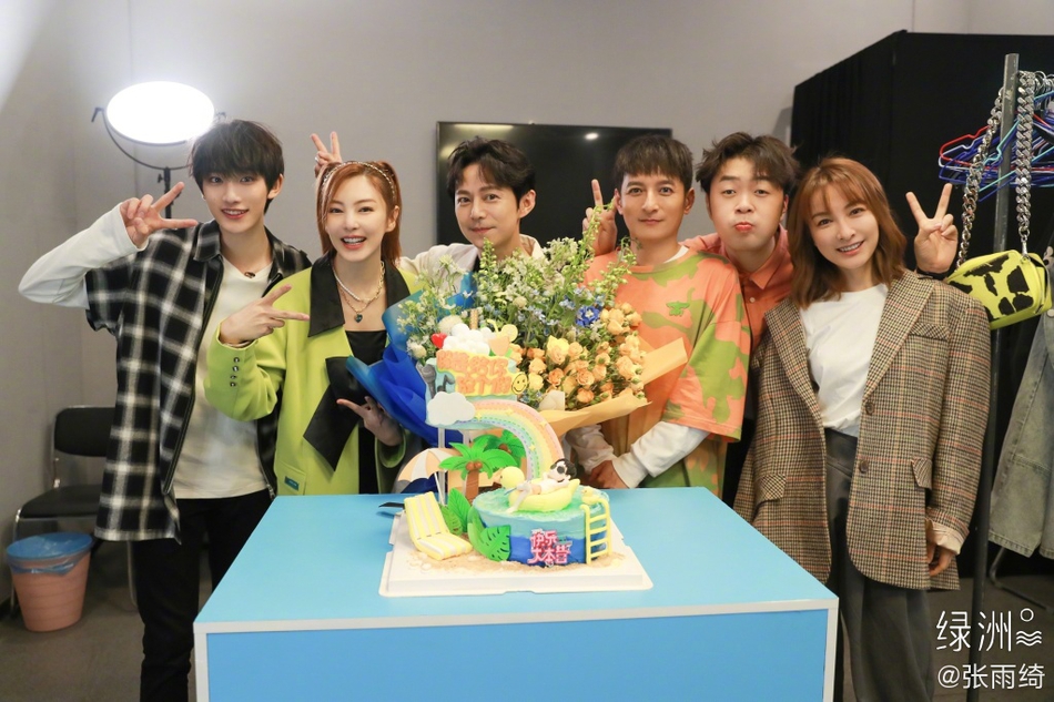 张雨绮扮少女感晒和快乐家族合影为何炅庆生:天天快乐,不止生日!