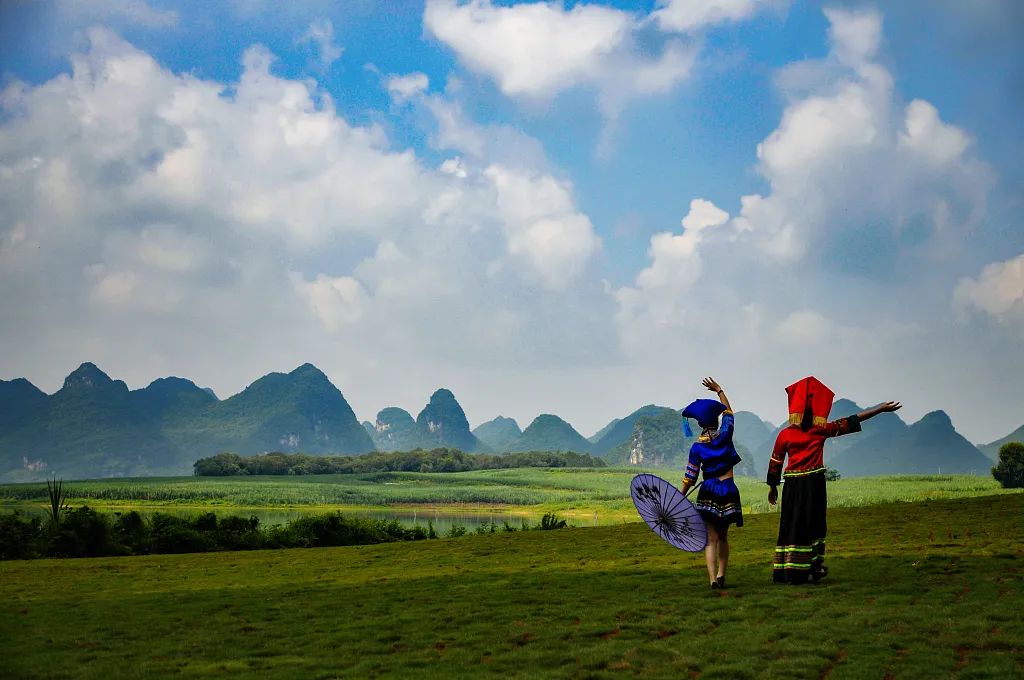 近水间,蓝天白云下,两位壮族女青年当你听广西人说话听出泰国味的时候