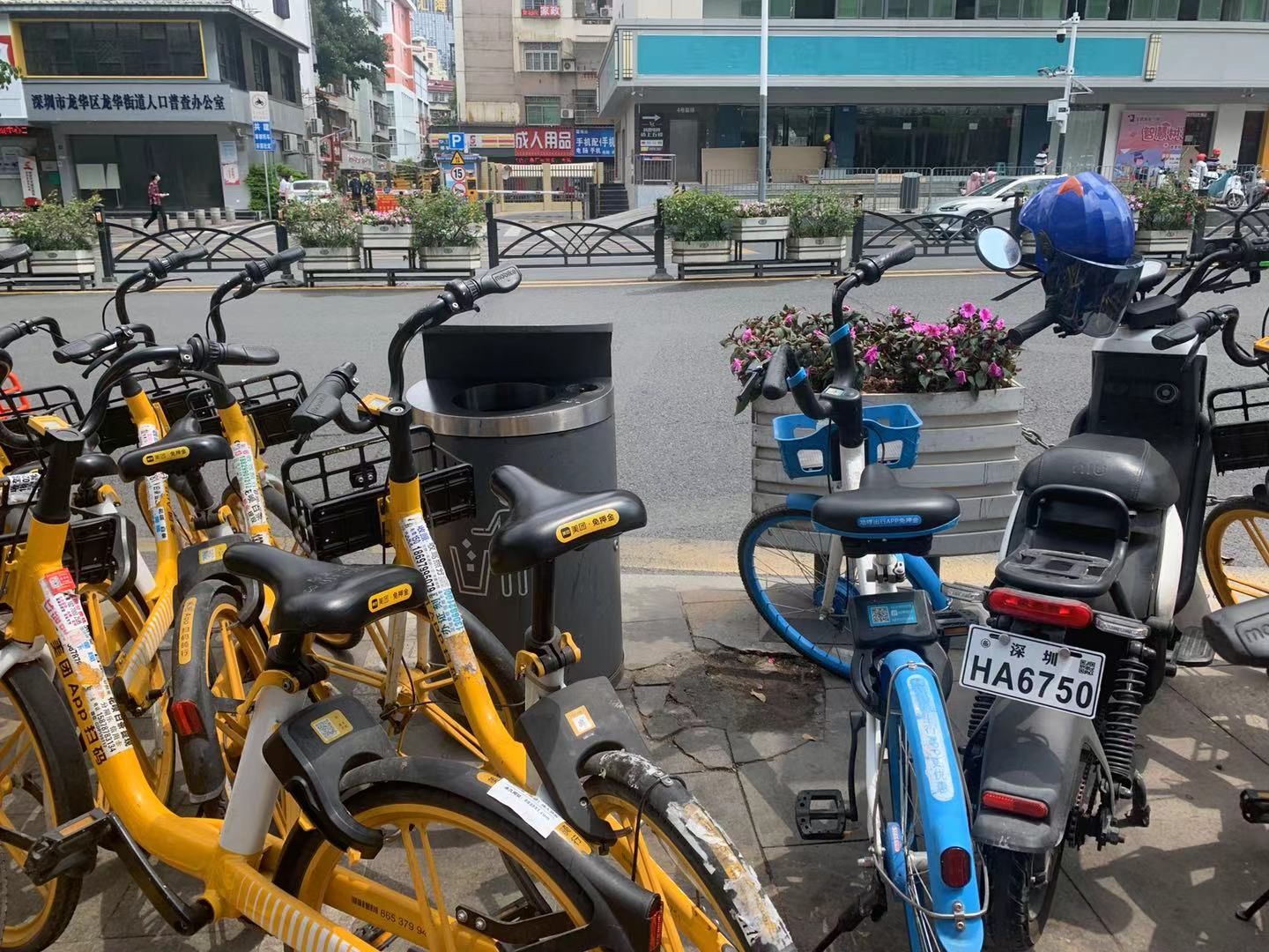围堵地铁口共享单车成了霸道单车