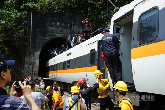 台铁“太鲁阁号”408次列车发生出轨事故，多人受困。列车上没有受伤的乘客沿着车厢顶陆续走出。图自台湾“中央社”