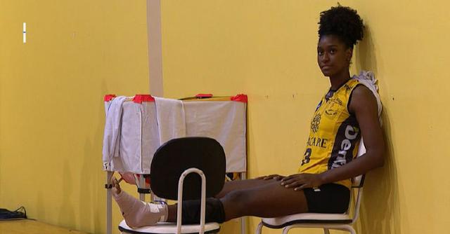 女排名将砍22分遭质疑又有球员因其崴脚奥运时朱婷需多注意