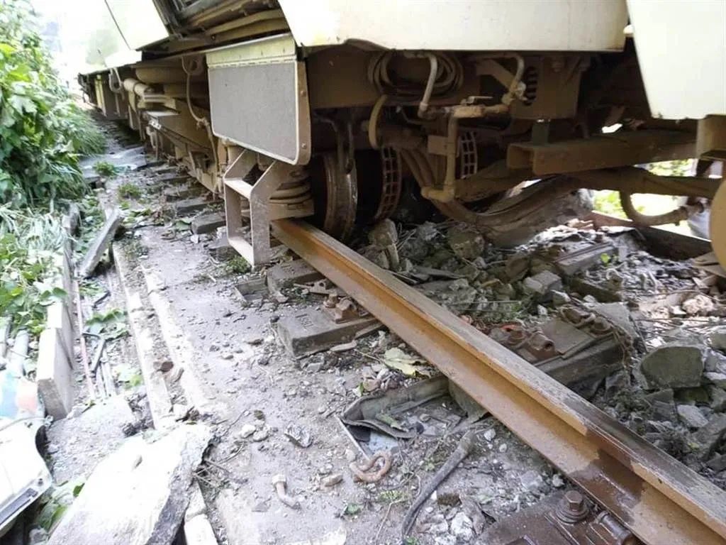 台铁脱轨死亡人数升至48人：疑似工程车没拉手刹滑落撞列车休闲区蓝鸢梦想 - Www.slyday.coM