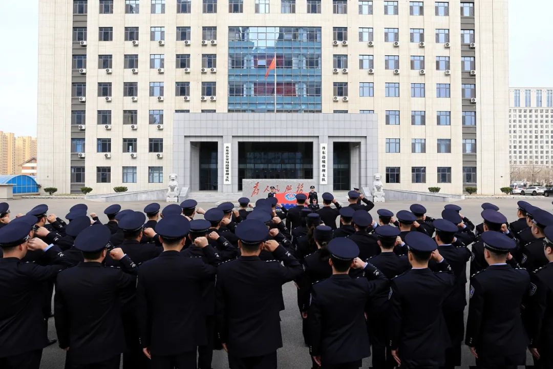 多图国家移民管理局举行向队旗宣誓仪式