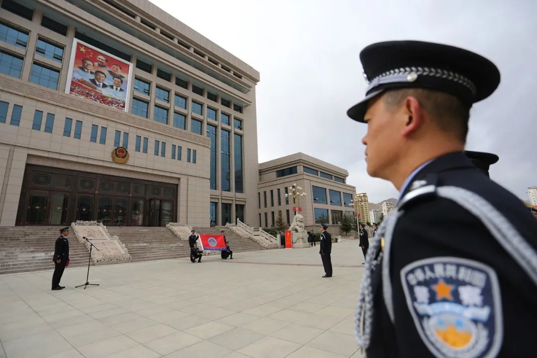 多图|国家移民管理局举行向队旗宣誓仪式|移民|移民管理局|党中央_新