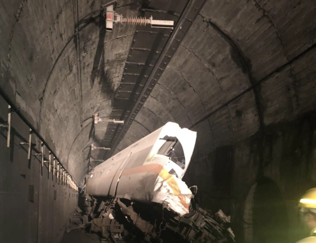 台铁脱轨死亡人数升至48人：疑似工程车没拉手刹滑落撞列车休闲区蓝鸢梦想 - Www.slyday.coM