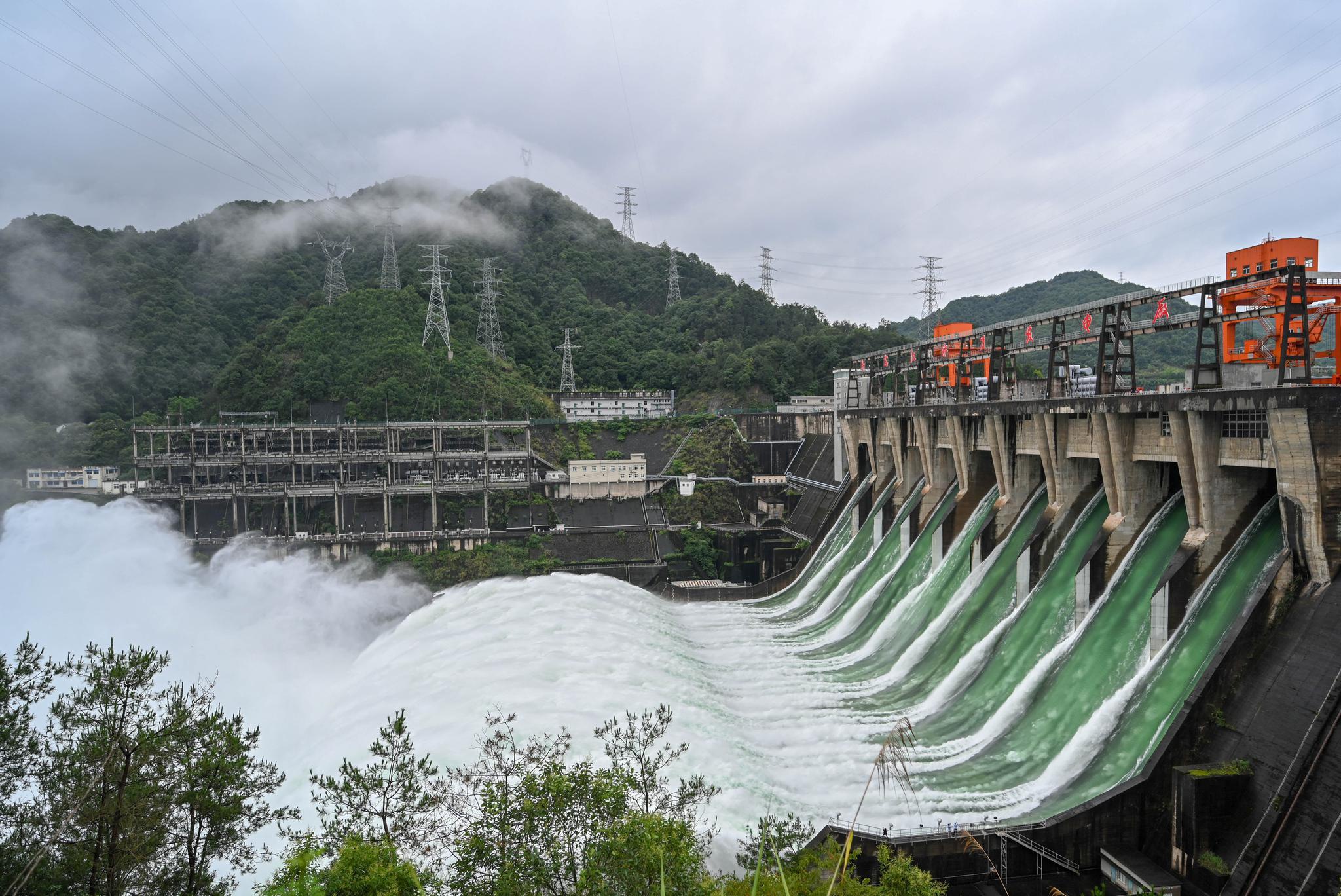 我河·我的家乡丨新安江水电站九孔泄洪|泄洪_新浪新闻