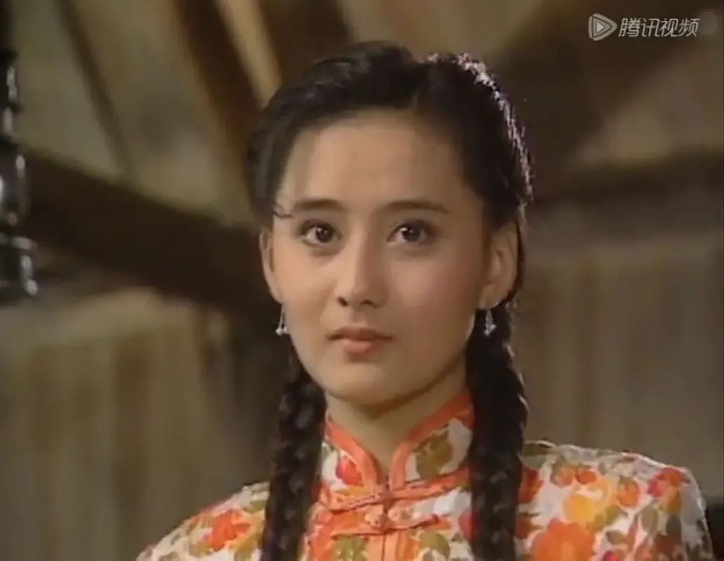 十九岁时,她接连担任了琼瑶剧《梅花三弄之梅花烙》与《梅花三弄之水