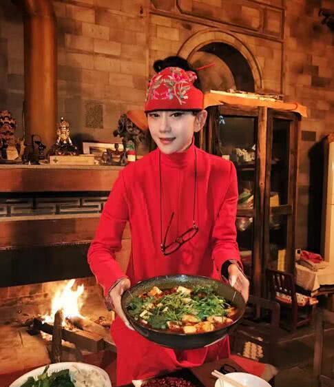 杨丽萍穿旗袍现身却只敢穿平底布鞋身材下垂像个干瘪老太婆