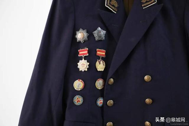 六安这件珍藏了60多年的军服胸前挂满了勋章