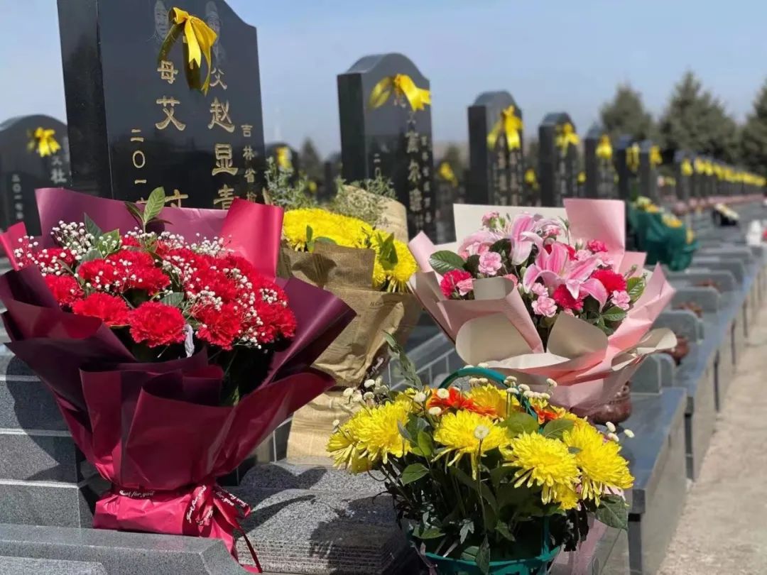 另外,4月3,4日为祭扫高峰日,需要提前预约,市民可关注"哈尔滨殡葬"
