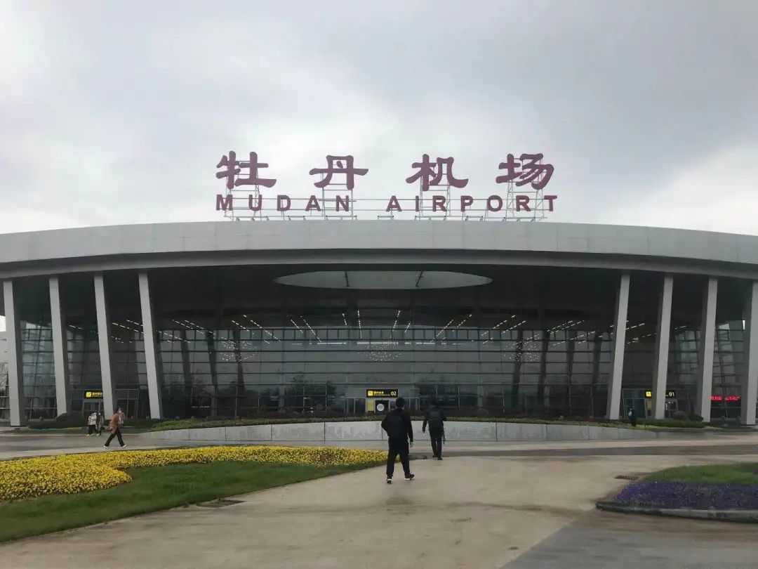 4月2日11时45分,菏泽牡丹机场飞往西安咸阳国际机场的山东航空sc2319