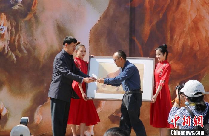 云南牛王 画牛数十载牛年办 牛 展展牛百态 手机新浪网 云南牛王 画牛数十载牛年办 牛 展展牛百态 手机新浪网