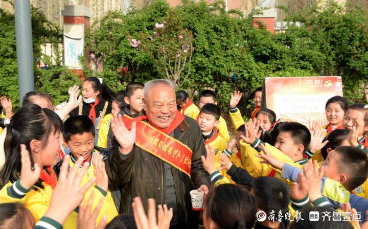 文苑小学孩子认认真真听聊城故事爷爷讲党史
