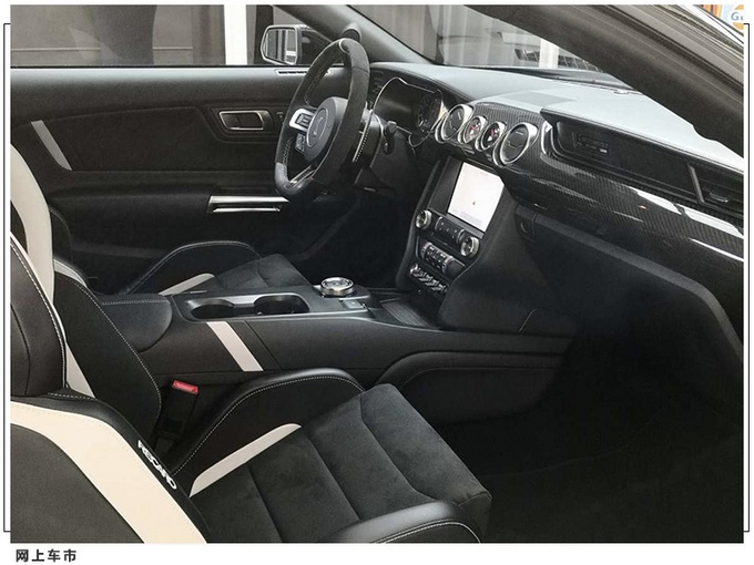 谢尔比gt500内饰配备带有镀铬装饰的多功能方向盘,嵌入式中控屏搭载了