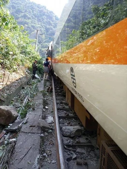 台铁脱轨死亡人数升至48人：疑似工程车没拉手刹滑落撞列车休闲区蓝鸢梦想 - Www.slyday.coM