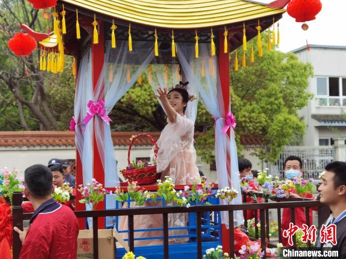 "4月2日,在浙江省湖州市德清县新市镇举办的第23届蚕花庙会现场,哈