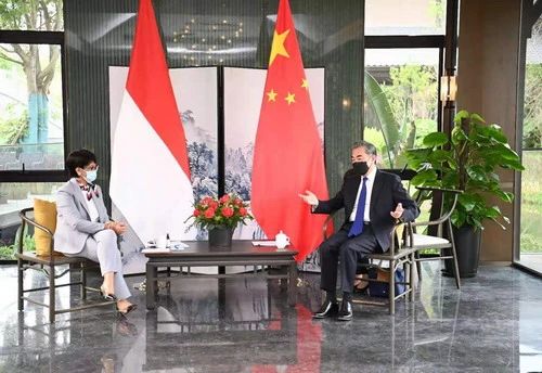 2021年4月2日，国务委员兼外长王毅在福建南平同印度尼西亚外长蕾特诺举行会谈。/图片来自外交部官网