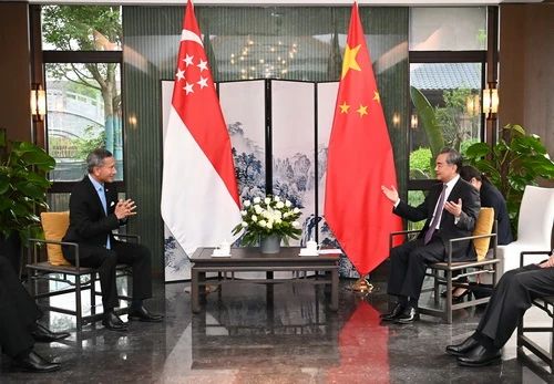 2021年3月31日，国务委员兼外长王毅在福建南平同新加坡外长维文举行会谈。/图片来自外交部官网