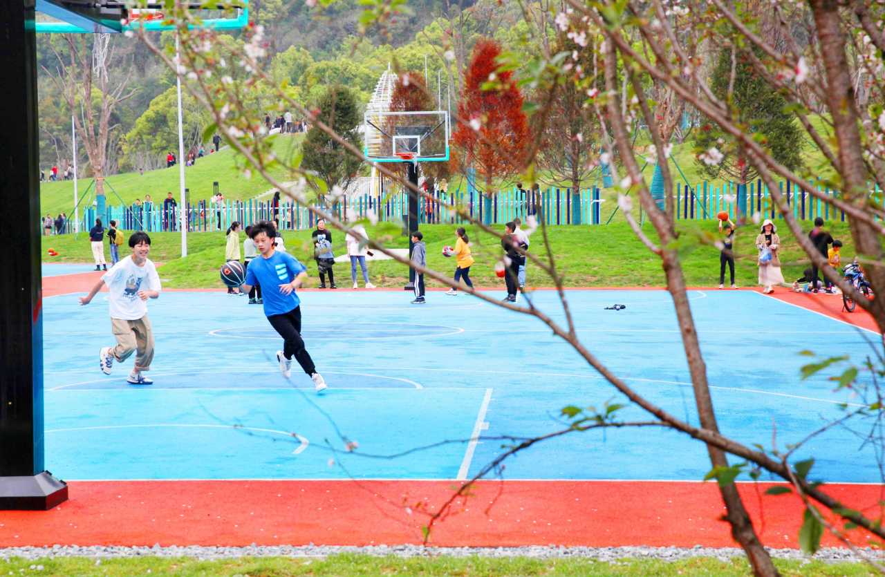 3月28日,新河镇中,市职业技术学校的学生在五龙山体育公园打篮球.