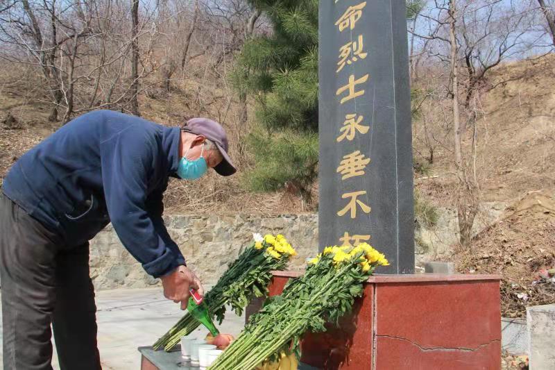 致敬北京大山深处的守墓人守护无名烈士墓一次扫墓徒步30公里