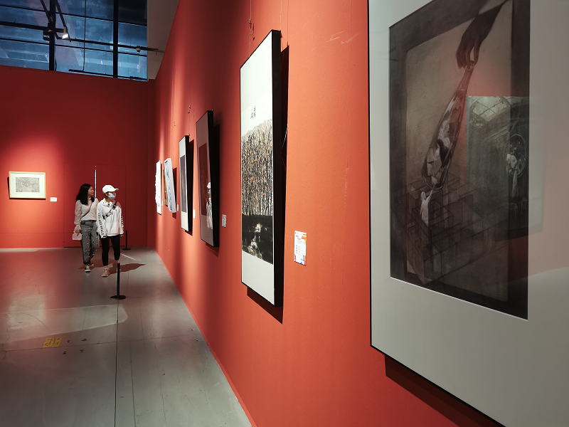 以美育人西南大学附中师生美术作品展在重庆美术馆启幕