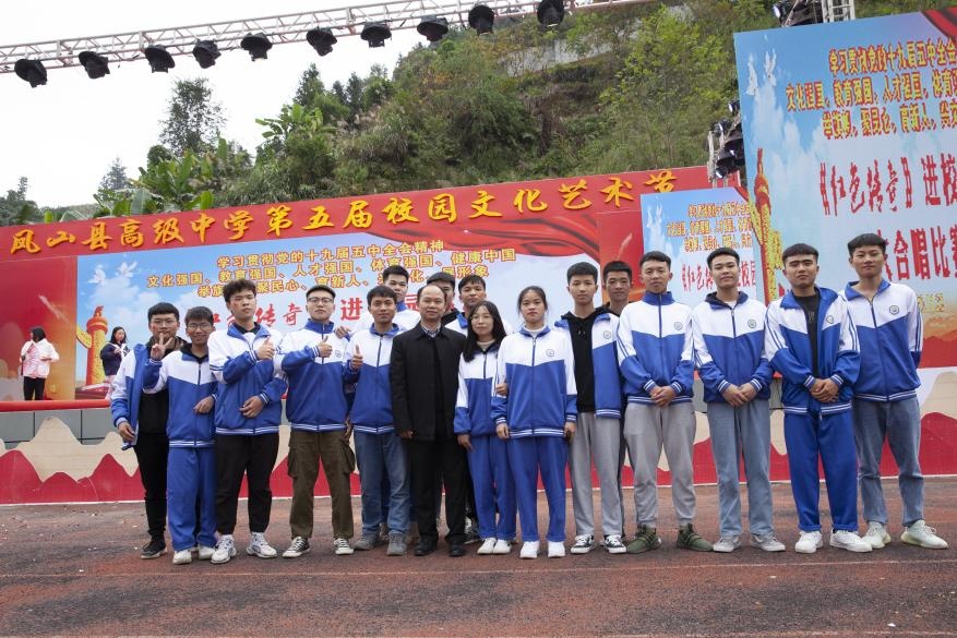 黄世毅校长和凤山高中的学生们在一起 (央广网发 受访者供图)