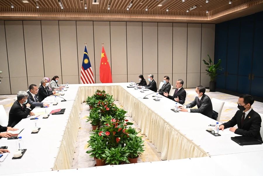 王毅同马来西亚外长希沙慕丁举行会谈。/图片来自外交部官网
