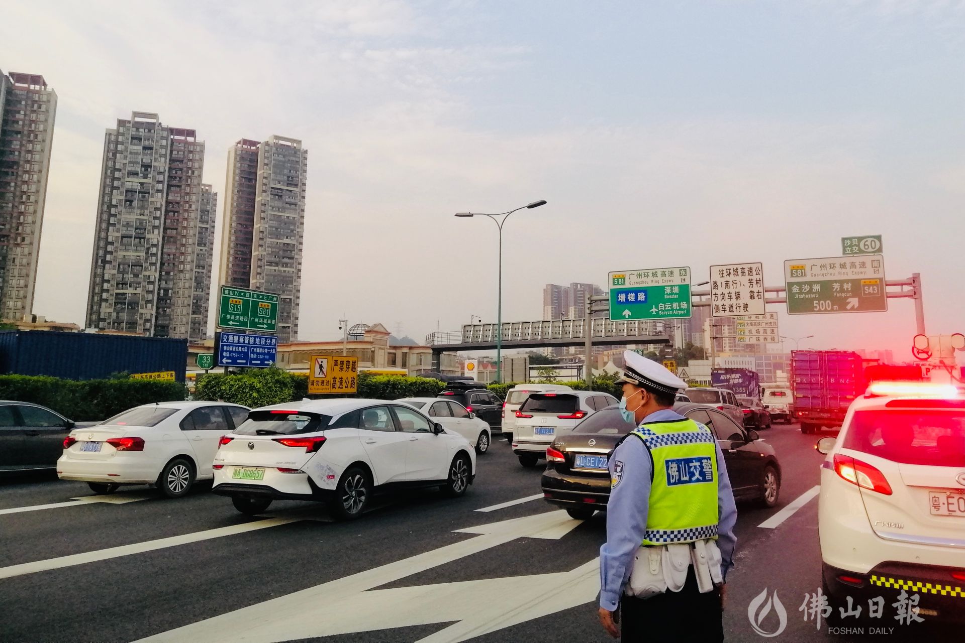 佛山交警在橫廣佛高速橫沙段疏導交通.受訪者供圖