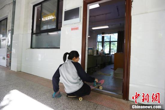 【图片故事】“无腿女孩”以滑板代步 靠双手撑起梦想休闲区蓝鸢梦想 - Www.slyday.coM