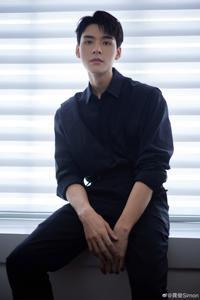龚俊晒All Black造型写真 倒三角身材引发网友感叹|龚俊_新浪新闻