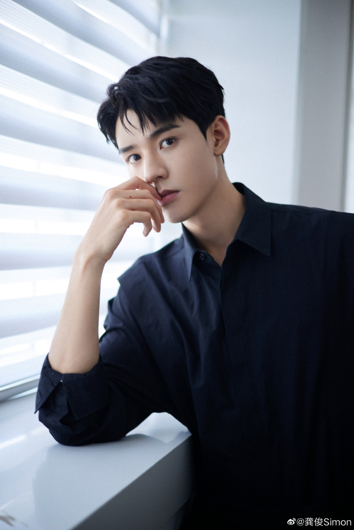 4月30日,龚俊在社交平台上晒出一组写真,照片中,龚俊身穿黑色衬衫和