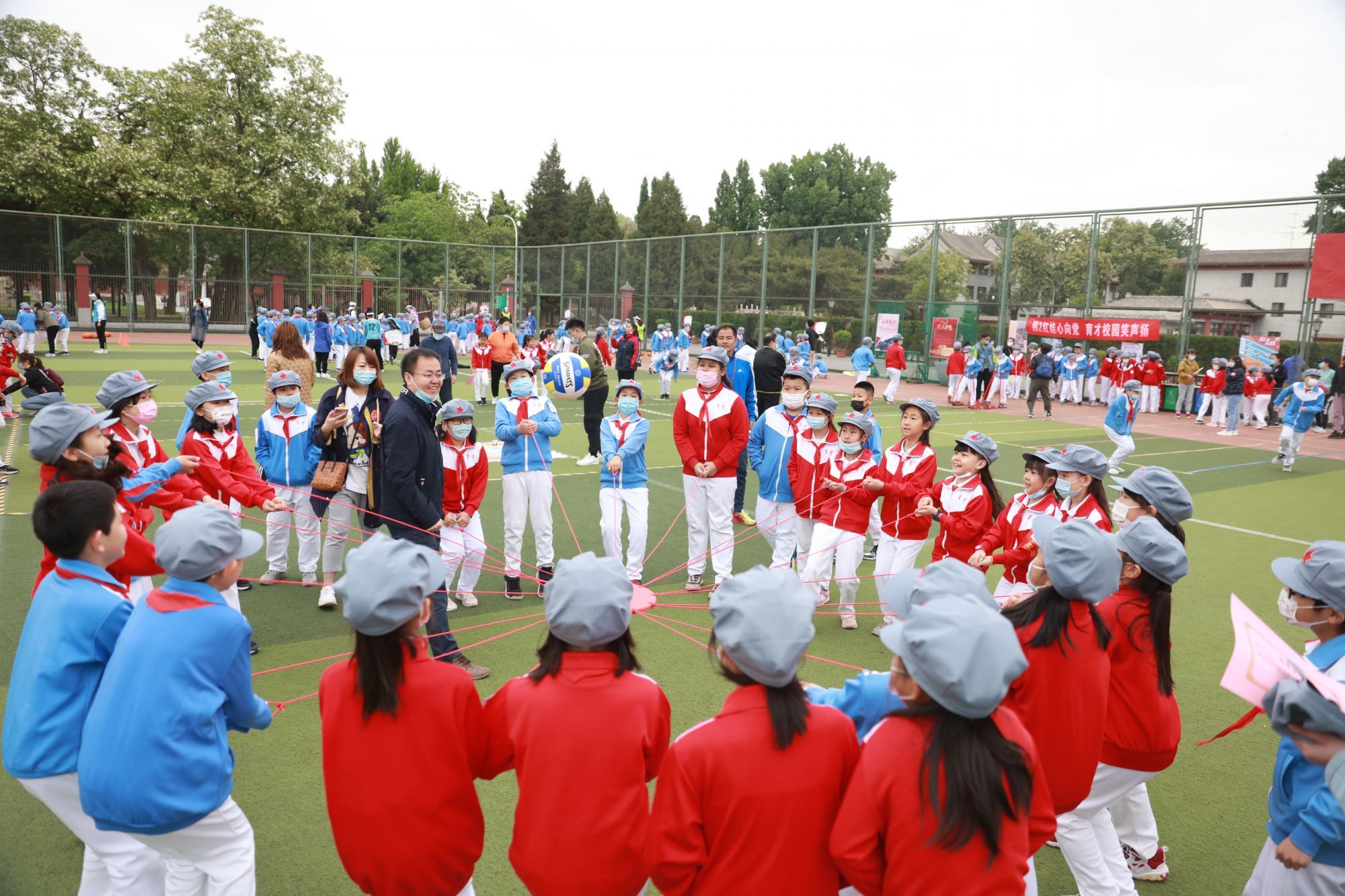 北京育才学校学生教育活动中"寻红色足迹"