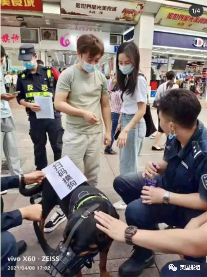 笑爆！警犬出卖色相，送鸡蛋…中国警察为了你不被骗有多拼！休闲区蓝鸢梦想 - Www.slyday.coM
