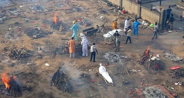 印度民众大规模火葬尸体的图片 图片来源：路透社