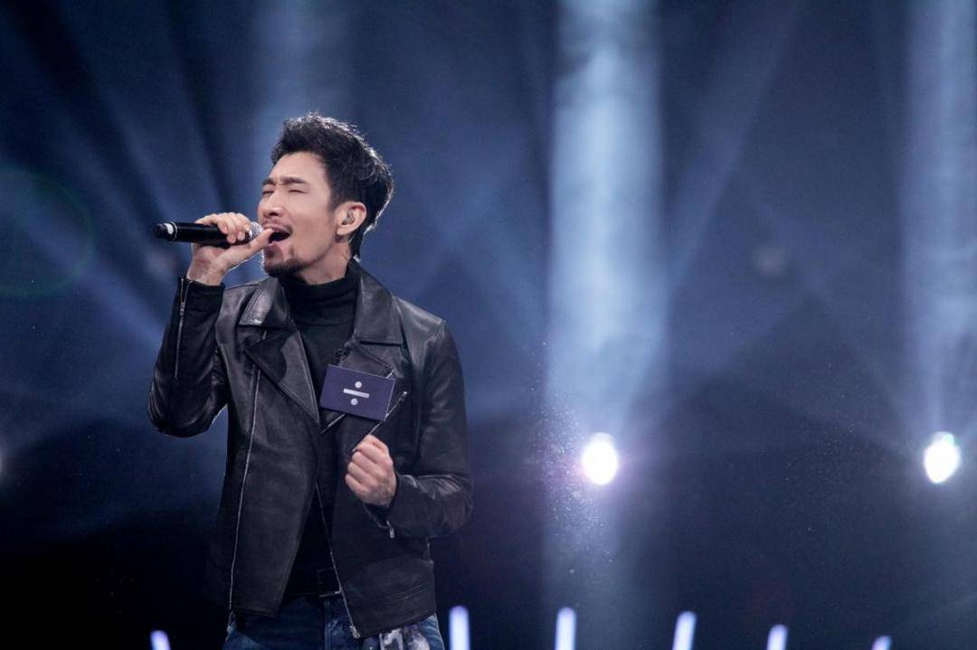 除号歌手满江用一首《奔跑在孤傲的路上》征服在场观众,复古摇滚的