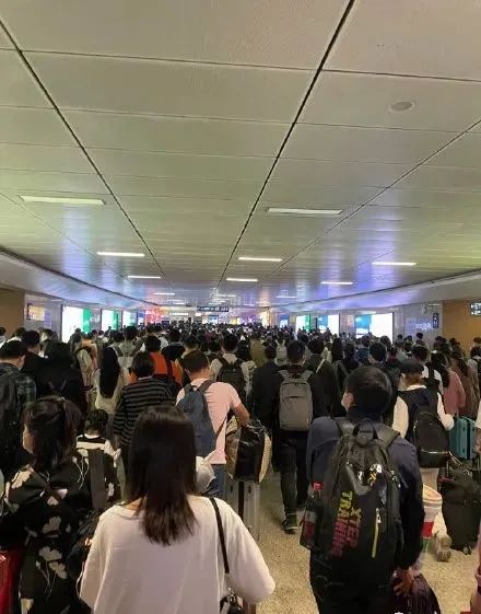 刚刚这个高铁站冲上热搜济南火车站全是人人人多个立交桥堵到发红无论