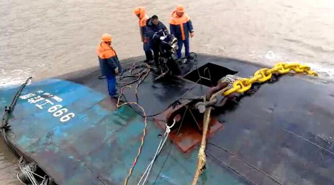 “凯旋工999”轮沉船打捞照片。宁波海事法院供图