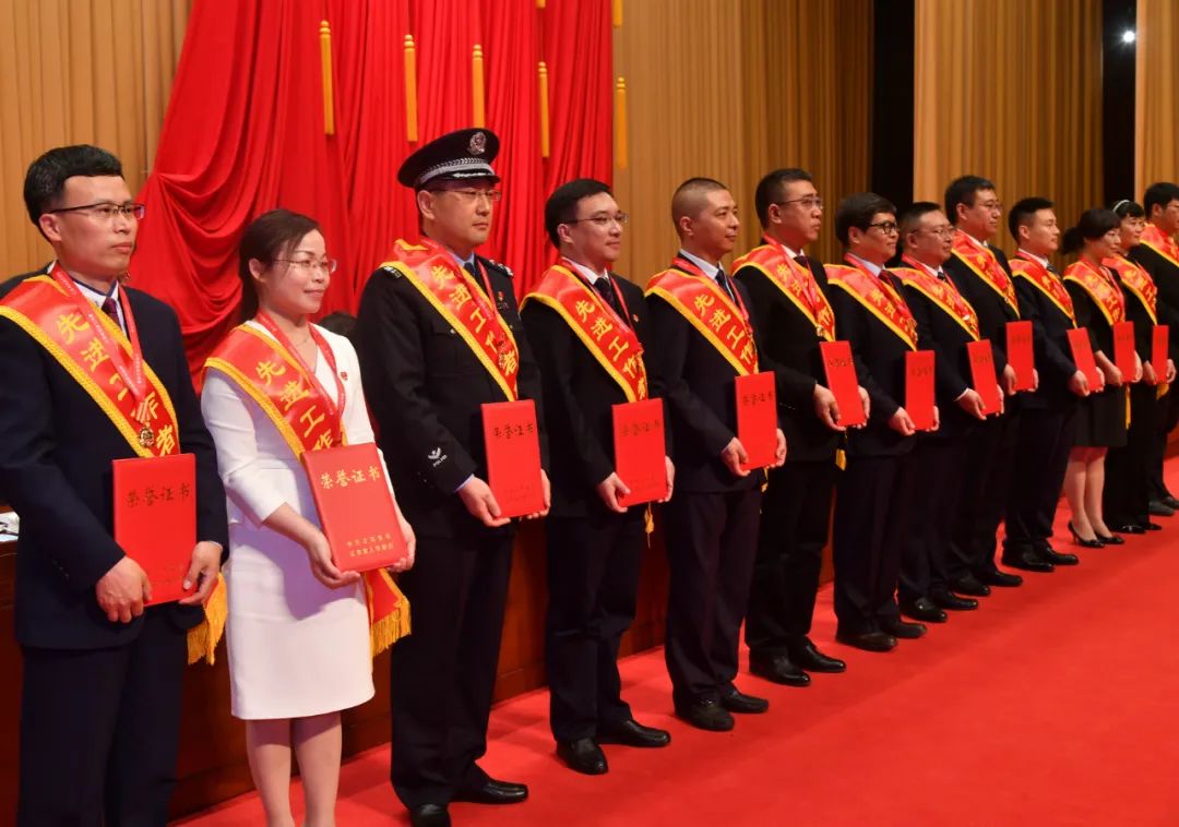 身披绶带,上台领奖,"瞭望君"在现场感受到,这些受表彰的劳模先进,是