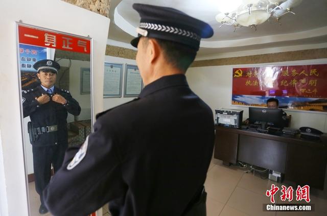 图为4月下旬,雅丹派出所民警出警前整理仪装 . 中新社记者 高展 摄