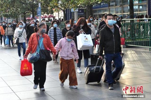 资料图：铁路上海站旅客出行。 中新社发 严大明 摄 图片来源：CNSPHOTO