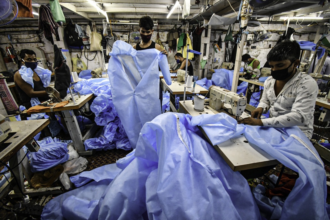 这是4月23日，工人们在印度孟买的达拉维社区制作医用防护服。新华社图
