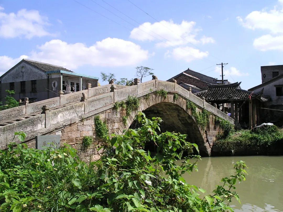 章安桥是老街的一个标志性建筑,东西横跨回浦,连接章安古街.