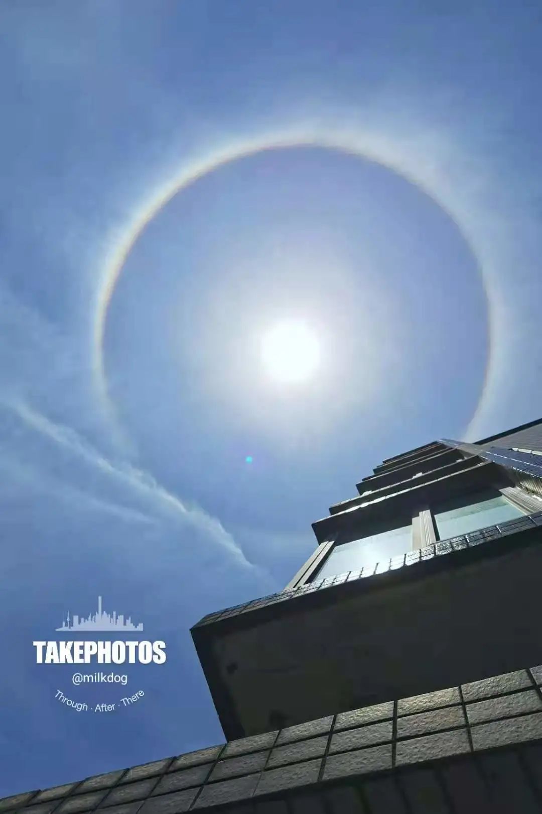 难得一见的日晕现象出现,如同一条环状的彩虹"包围"着太阳.