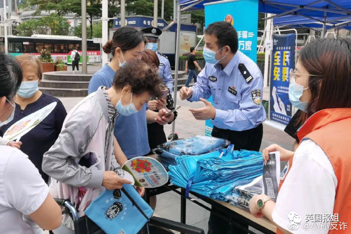 笑爆！警犬出卖色相，送鸡蛋…中国警察为了你不被骗有多拼！休闲区蓝鸢梦想 - Www.slyday.coM