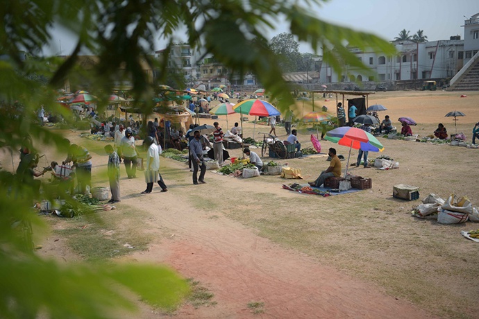 4月29日，在印度阿加尔塔拉，人们在搬迁后的菜市场买菜。新华社 图