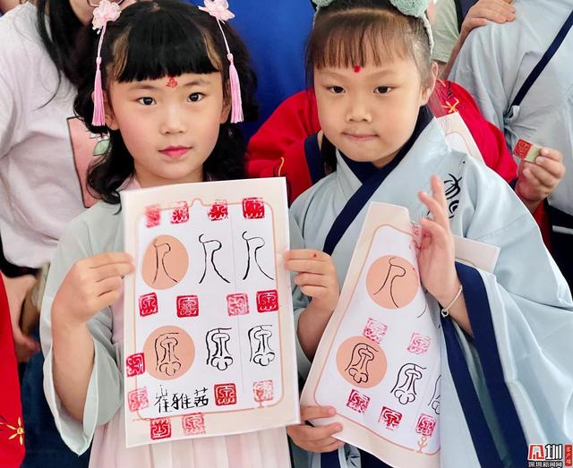 文化看点>正文>体验过后,孩子们兴致勃勃的展示自己的篆刻作品.