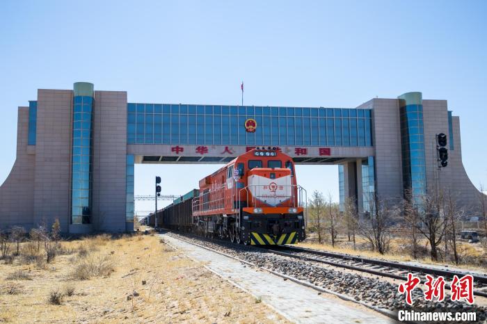 图为即将驶出国门的中欧班列. 郭鹏杰 摄